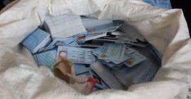 4 Karung Blanko KTP-El Tercecer di Lahan Kosong