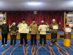 Achmad Serahkan Dana Senilai 1 Miliar Untuk Pesantren di Rohul