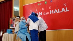 Ade Hartati Legislator Pertama Penerima Vaksin di Riau
