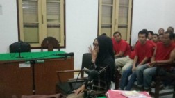 Akibat Cuitan Hina Polwan di Story Instagram, Nora Harus Disidangkan dan Menangis Peluk Korban