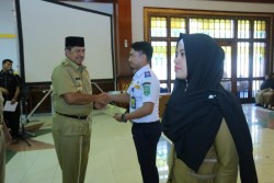 Alfedri Serahkan SK Pengangkatan PNS Formasi Umum dan STTD Tahun 2018