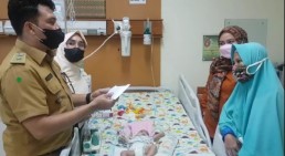 Anak Warganya Menderita Jantung Bocor, Lurah Sidomulyo Barat Pekanbaru Salurkan Bantuan