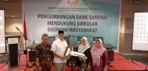 Anggota DPR RI Bantu Pemko Pekanbaru 10 Unit Motor Pengangkut Sampah