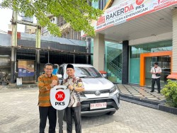 Anggota DPR RI Hendry Munief Serahkan Mobil Operasional ke DPW PKS Riau