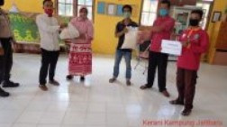 Anggota DPRD Siak Bagikan Sambako di Kecamatan Bungaraya