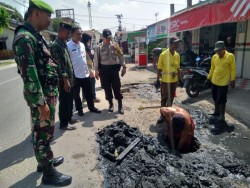 Antisipasi Banjir, Lurah Labuh Baru Barat Pekanbaru Wahyu Tinjau Pembersih Drainase