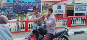 Antisipasi ISPA, Polsek Tanjungpinang Barat Bagikan Ratusan Masker