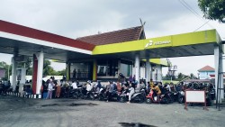 Antrian Panjang Sebabkan Kemacetan, Krisis BBM Terjadi di SPBU Bangkinang Sepekan  Terakhir