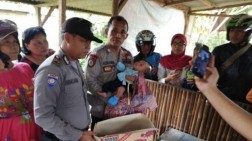 Astagafirullah, Bayi Laki-Laki Masih Hidup Dibuang Dalam Kardus di Pringsewu