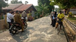 Bagi Masker ke Warga, Polsek Senayang Imbau Hindari Pembakaran Lahan
