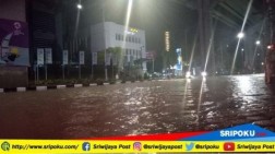Banjir Melanda Kawasan Jalan Kapten Arivai, Banyak Kendaraan Warga Mogok