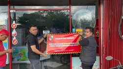 Bapenda Pekanbaru Pasangi Stiker Penunggak Pajak di Sejumlah Restoran
