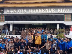 Baru Dilantik Tiga Hari, Kapolda Riau Jumpai Massa Aksi