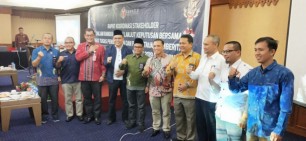 Bawaslu-KPI- KPU Riau Teken MOU Pengawasan Penyiaran Iklan Kampanye