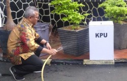Bawaslu Temukan Kotak Suara Yang Rusak Karena Lembab di Subang