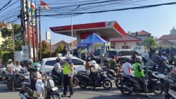 BBM Langka di Bali, Antrean SPBU Mengular hingga 1 Kilometer, Warga Pingsan