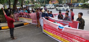 Belasan Massa Yang Mengatasnamakan Aliansi Gemmpar Gelar Aksi Di Depan Gedung DPRD Riau