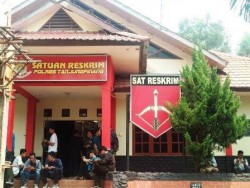 Bentangkan Spanduk di DPRD Kepri, Dua Mahasiswa UMRAH Digelandang ke Kantor Polisi