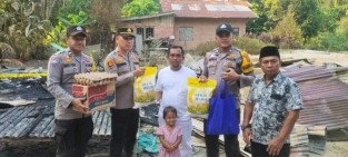 Berikan Bansos Ke Warga Kebakaran Rumah di Pulau Permai, Kapolsek Tambang: Semoga Dapat Meringankan