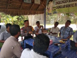 Besembang Bercerita Polsek Tebing Bersama Warga Jelang Pelantikan Presiden