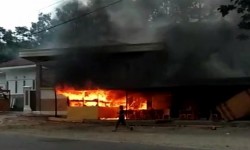 BreakingNews: Rumah Makan Pondok Kita Pessel Terbakar