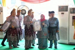 Bupati Bengkalis Terima Penghargaan Menteri Agama atas Program Masjid Ramah Pemudik di Riau