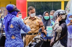 Bupati dan Wabup Kampar Turun ke Pasar, Bagikan Masker Gratis