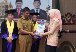 Bupati Kampar Wisuda 96 Lansia dan Luncurkan Lima Sekolah Lansia Baru
