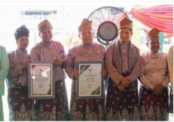 Bupati Kuansing Raih Dua Penghargaan dari Menteri Agama pada Pembukaan MTQ XLIV Riau
