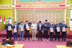 Bupati Pelalawan Serahkan Ranperda Pertanggungjawaban APBD 2024 dalam Rapat Paripurna