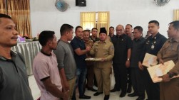 Bupati Pidie Jaya Serahkan Masing-Masing 2 Ha Lahan Kakao Kepada 100 Kombatan GAM