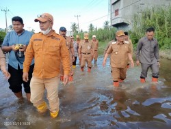 Bupati Rohil Tinjau Ruas Jalan yanga Terdampak Banjir dan Lumpur di Kota Bagansiapiapi