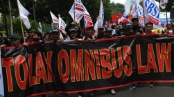 Buruh Kecewa Jokowi Bak Menantang Masyarakat Gugat UU Cipta Kerja ke MK