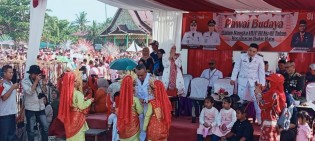 Camat Acil Esyno Lepas Ribuan Peserta Pawai, Bukit Batu Semarakkan Keberagaman