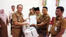 Camat Payung Sekaki Serahkan 27792 SPPT PBB untuk 7 Kelurahan