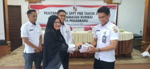 Camat Rumbai Serahkan 9942 SPPT PBB Kepada 9 Kelurahan