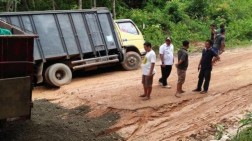 Camat Sungai Keruh dan Perangkat Desa Gajah Mati Gotong-royong Timbun Jalan Rusak