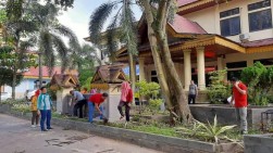 Camat Tenayan Raya Gelar Goro Perindah Kantor Kecamatan