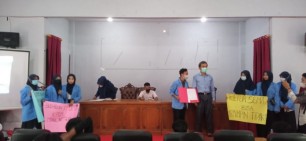 Dinilai Cederai Demokrasi, Mahasiswa FEIS UIN Suska Tuntut Ketua SEMA Mundur  dan KPUM Dibubarkan
