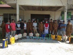 Cegah Covid -19, Pemdes Pulau Rambai Lakukan Penyemprotan Disinfektan