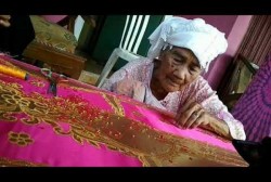 Cerita Perempuan Penyulam Tertua di Kota Pariaman