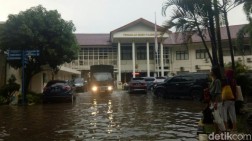 Curah Hujan Tinggi, Sejumlah Ruas Jalan di Palembang Banjir