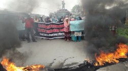 Protes Jalan Rusak, Ratusan Emak-emak di Medan Bakar Ban