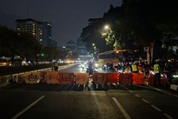 Demo 27 Agustus di DPR Mulai Padat, Jalan Gatot Subroto Ditutup dan Polisi Perketat Pengamanan