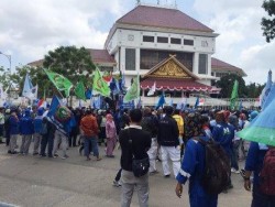 Demo Buruh di Kantor Wali Kota Batam Tolak Revisi UU Ketenagakerjaan