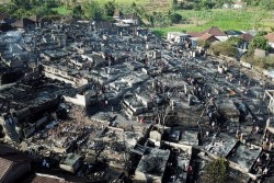 Desa Adat Sade Lombok Dilalap Api, Ratusan Bangunan Rumah Sasak Tinggal Puing