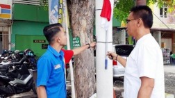 Di Sigli, Bendera Merah Putih Dikibarkan Pakai Gagang Sapu