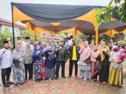 Diguyur Hujan, Masyarakat Tetap Antusias Mengikuti Kegiatan Reses Hamdani