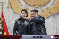 Diisukan Meninggal akibat Pendarahan Otak, Kim Jong-un Muncul di Pameran Fashion