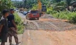 Dinas PUPR Kampar Perbaiki Akses Jalan Kampar Kiri Hingga Dapat Dilewati di Momen Lebaran